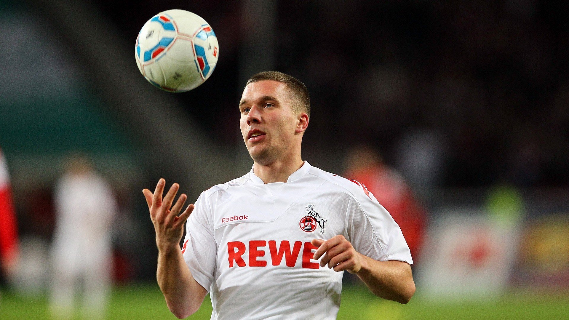 Uzi重返赛场:最后时刻逆转首场胜出,德国观众沸腾,赛场气氛高涨