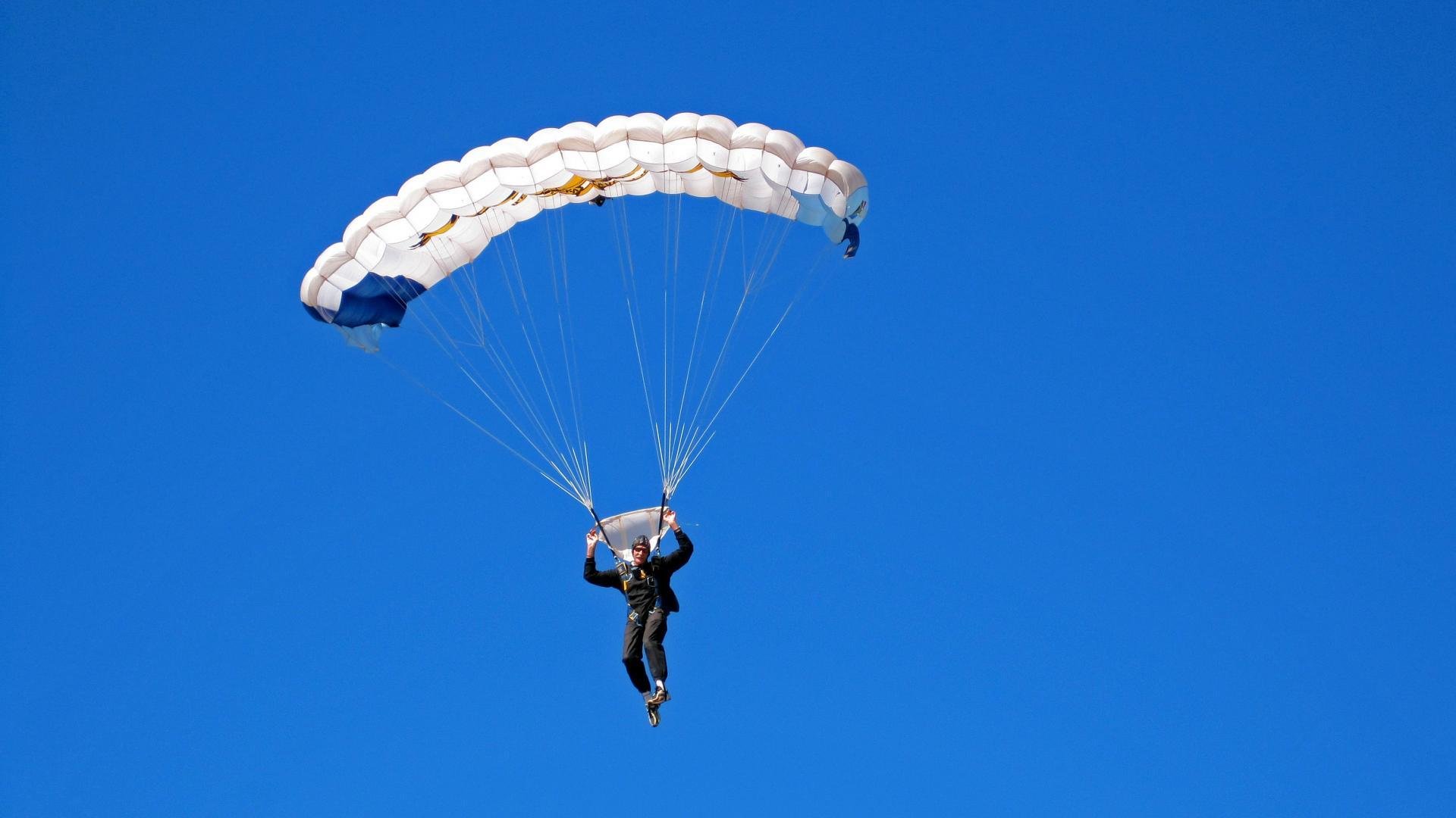 阿扎伦卡焦点对战，凯恩与80激战篮网分钟，锐不可当胜负难料！观众掌声雷动