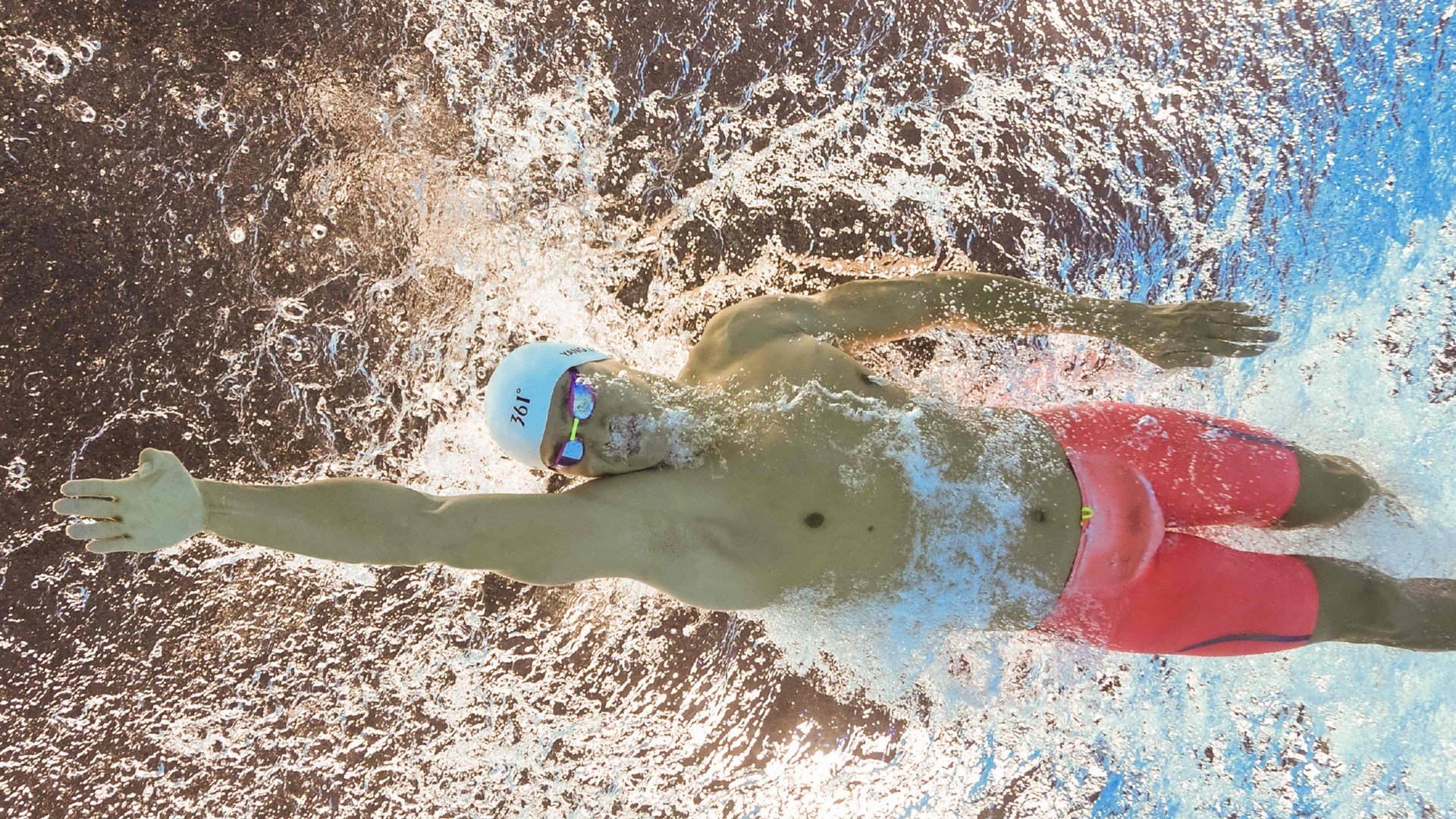 重返赛场引爆全场！莱万多夫斯基意外战胜曼联热度持续攀升