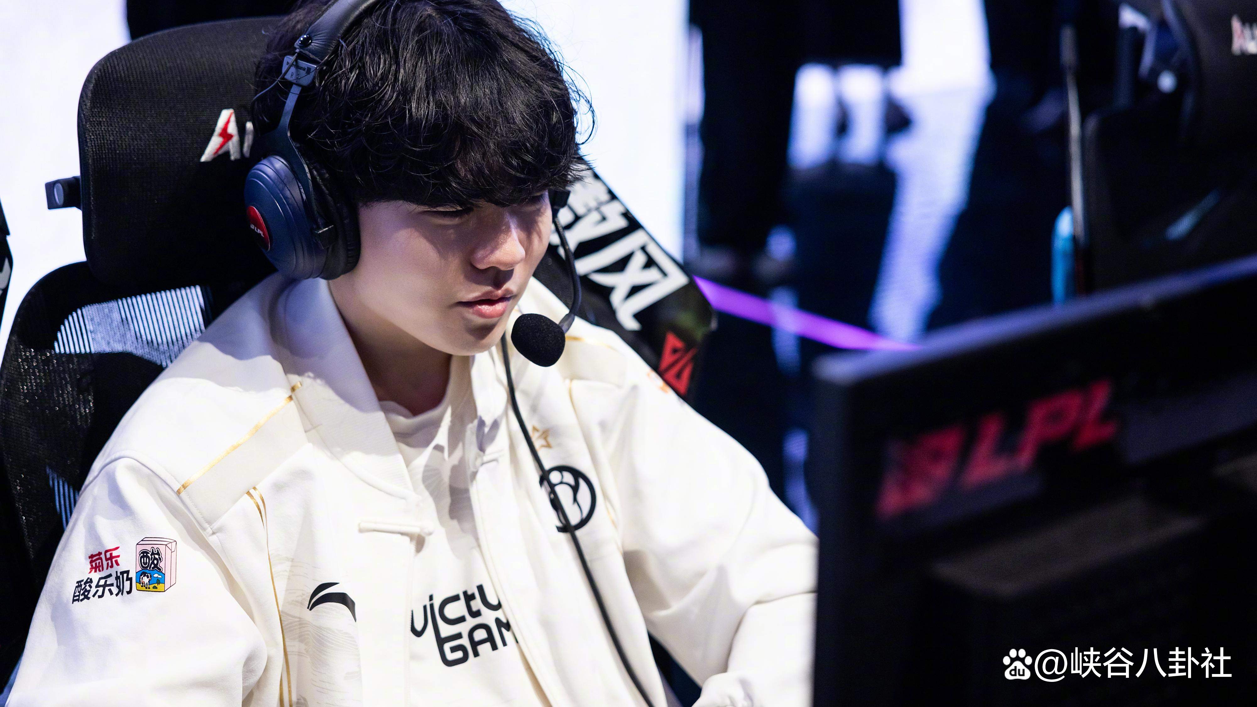 Rookie爆冷击败FPX，问鼎冠军引爆全场！(rookie怒怼doinb)爱游戏体育app下载